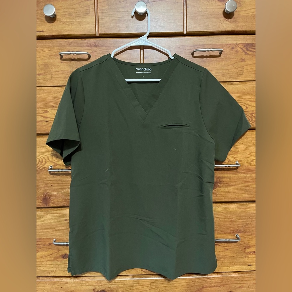 Mandala Scrubs Women’s One Pocket Top Olive Size Large